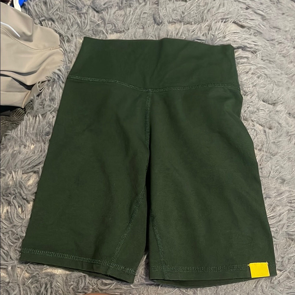 Streamlined Green Bike Shorts with Wide Waistband
